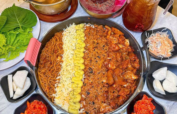 Mr. Dakgalbi Vincom Royal City với món gà xào phô mai cay nồng, đậm đà