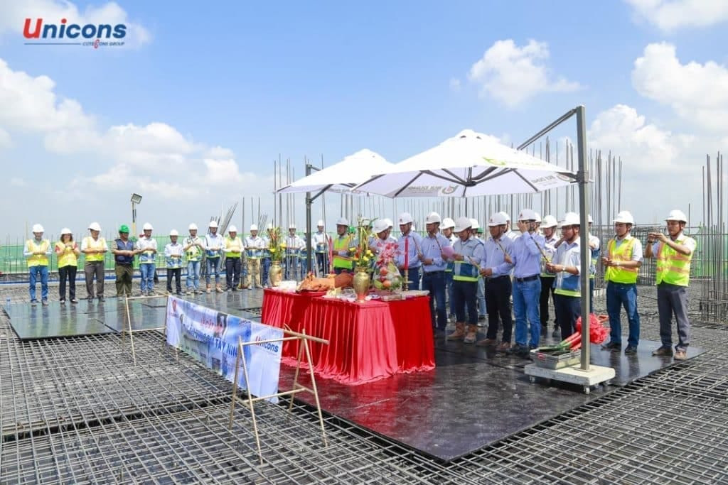 Nghi thức cất nóc khu phức hợp Vincom Tây Ninh do đại diện Vingroup và Unicons thực hiện, đánh dấu cột mốc quan trọng của công trình