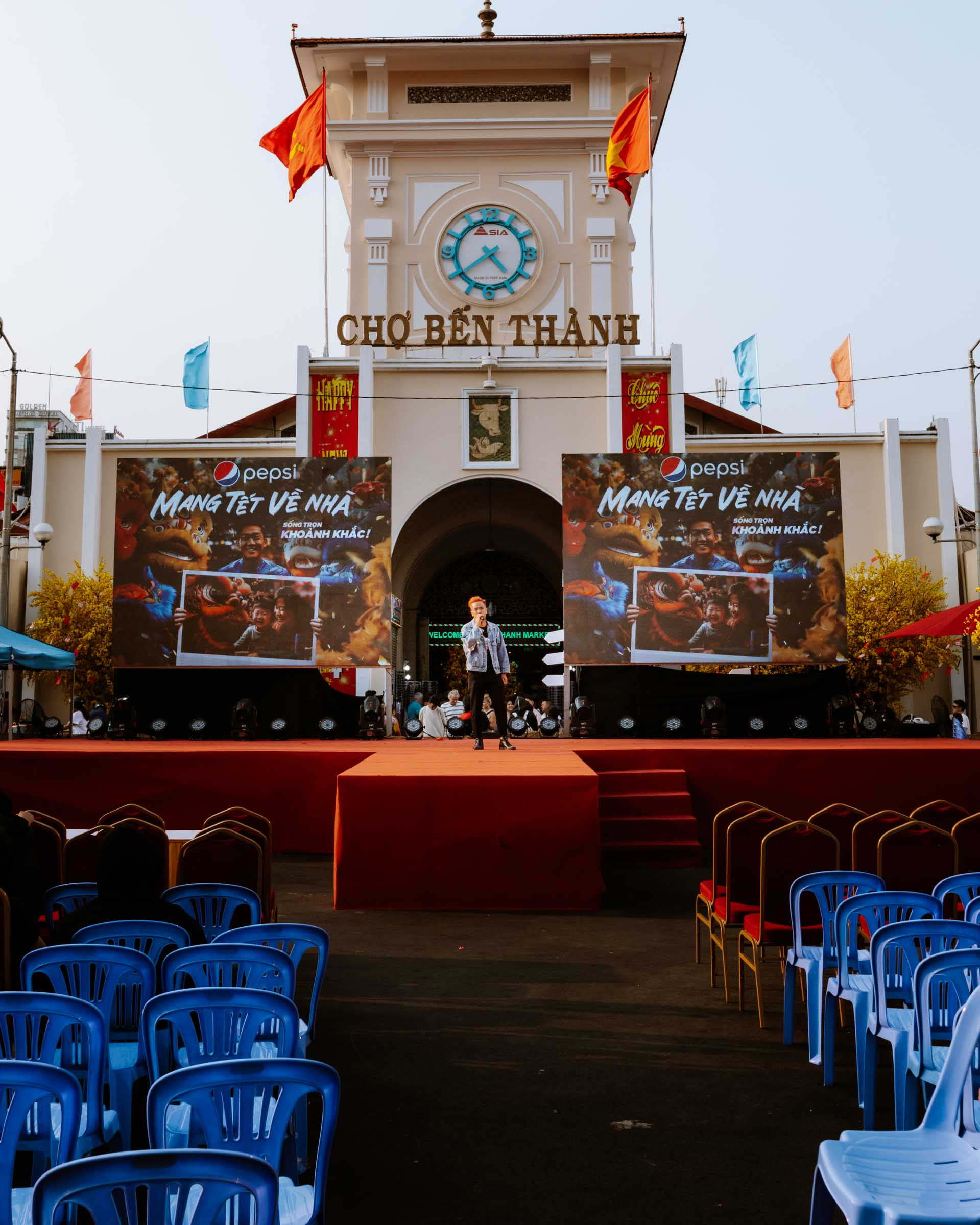 Người bán hàng tương tác sôi nổi với khách du lịch tại Chợ Bến Thành, mang đến không khí nhộn nhịp đặc trưng của Sài Gòn