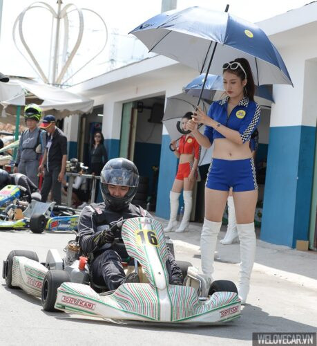 Người chơi trang bị đầy đủ bảo hộ trước khi tham gia go-kart
