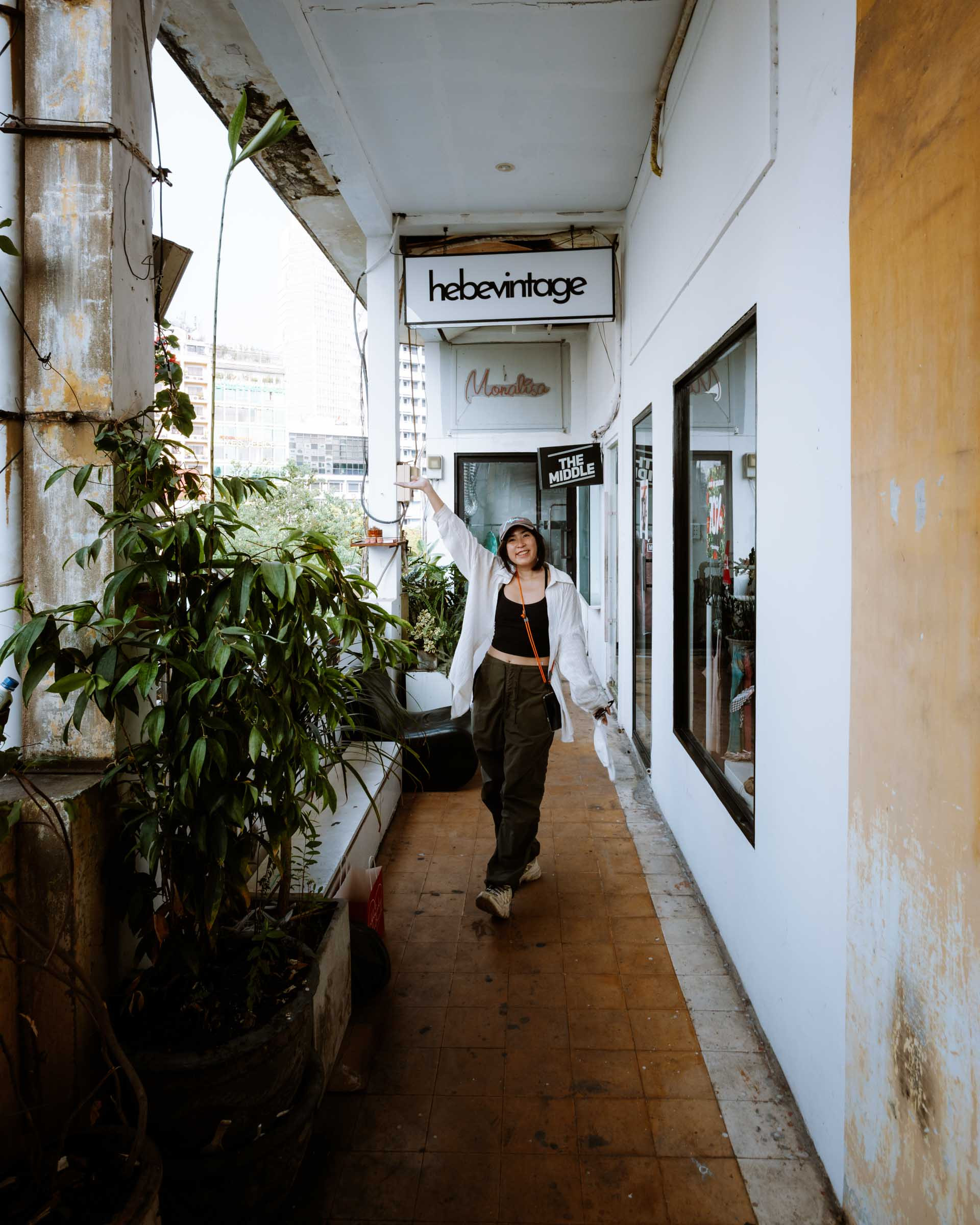 Người mua sắm khám phá các mặt hàng thời trang độc đáo tại cửa hàng đồ cũ Hebe Vintage, TP.HCM