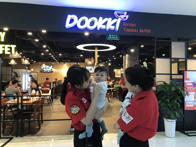 Nhân viên Dookki Vincom Trà Vinh phục vụ tận tình, chu đáo cho thực khách.