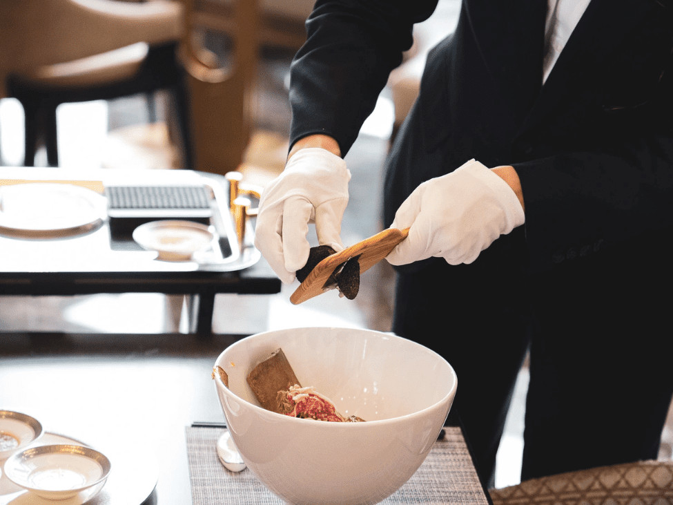 Nhân viên phục vụ đang bào nấm truffle tươi lên món “Phở King” như một phần của trải nghiệm ẩm thực độc quyền tại Landmark 81.