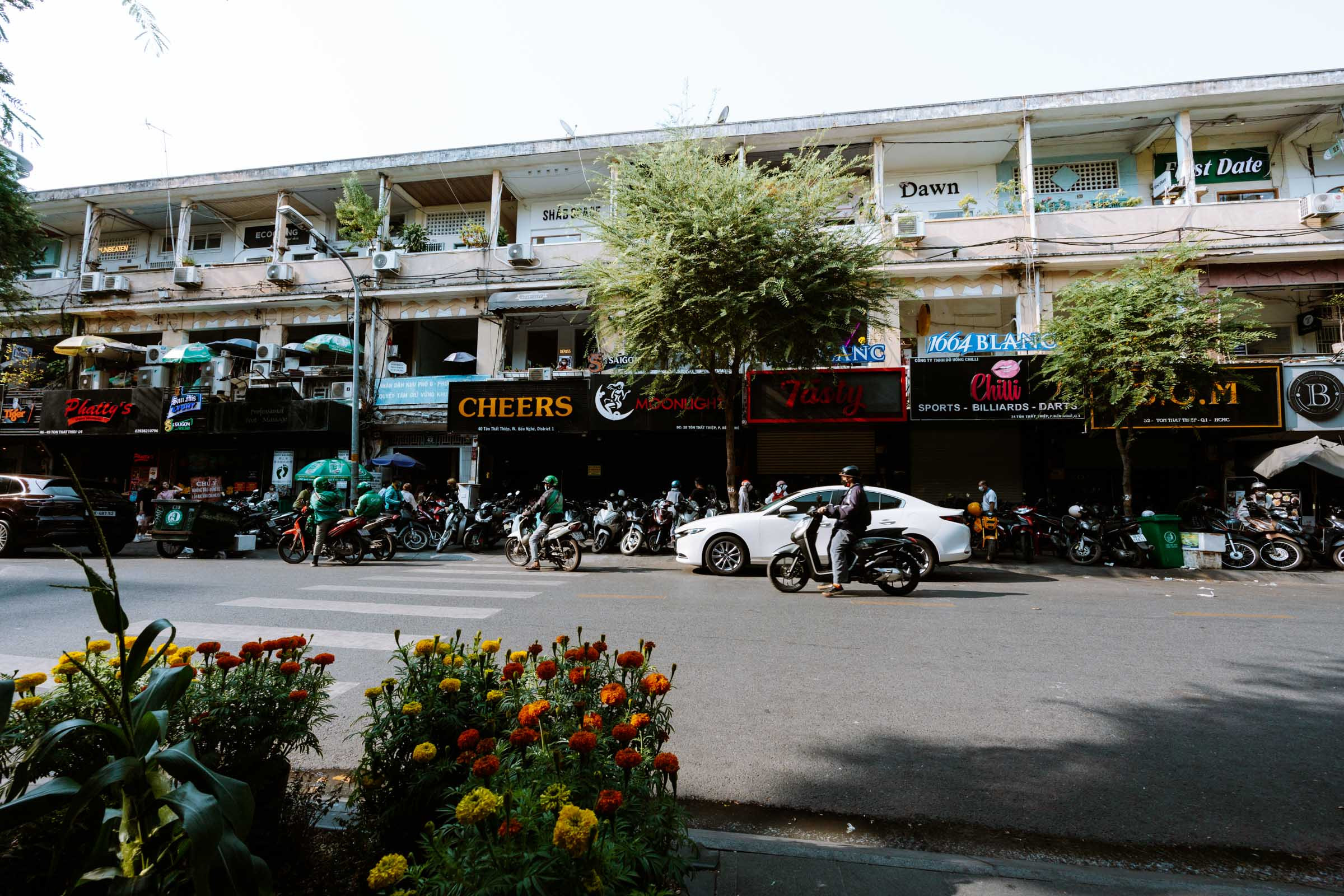 Những người mua sắm tại Chung Cư 42 Tôn Thất Thiệp ở Sài Gòn