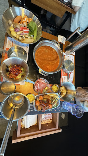Nồi lẩu tokbokki nóng hổi đầy ắp bánh gạo và các món ăn kèm hấp dẫn tại Dookki Vincom Lê Văn Việt