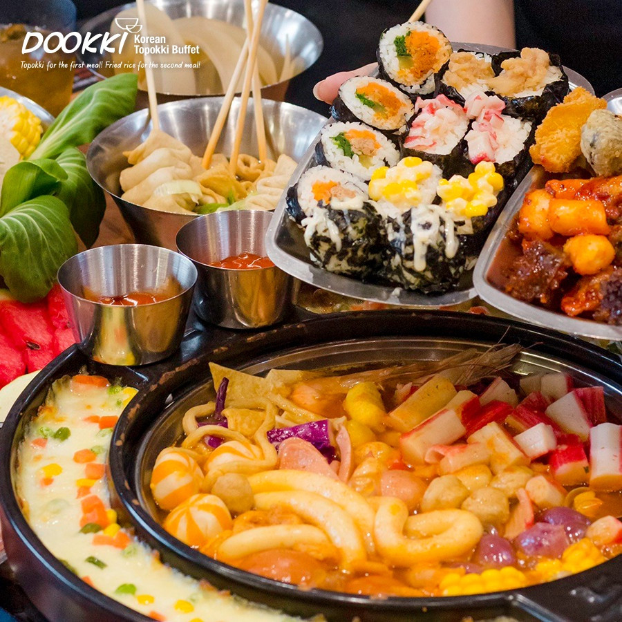 Nồi lẩu tokbokki sôi sục với các loại bánh gạo và nguyên liệu tươi ngon tại Dookki Đông Hà