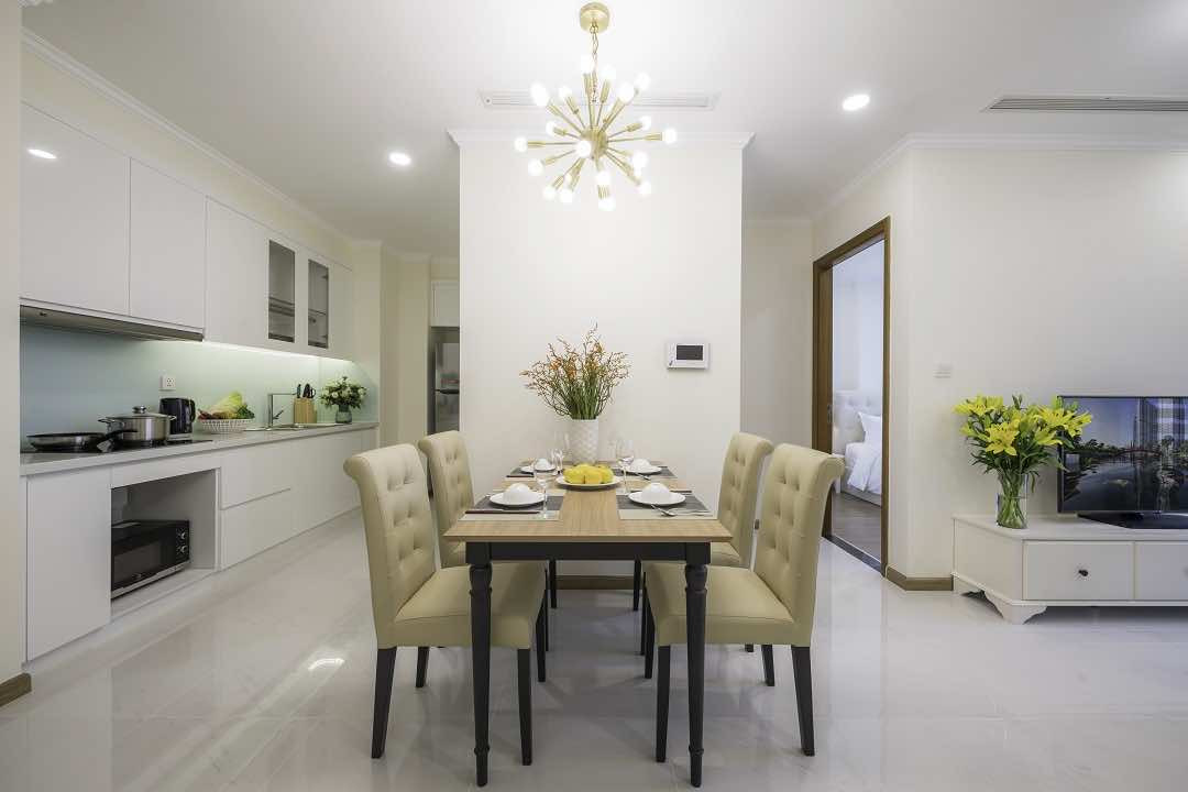 Nội thất bàn ăn và bếp hiện đại trong căn hộ Landmark Plus