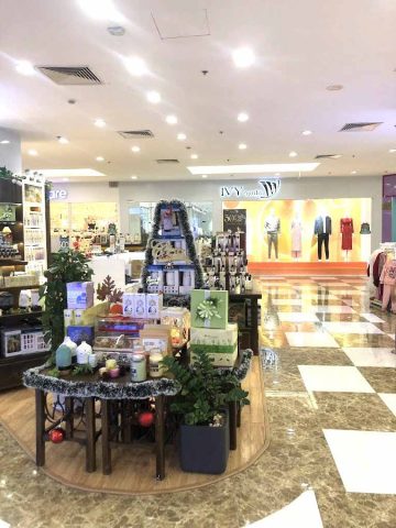 Nội thất hiện đại bên trong Vincom Plaza Đà Nẵng với không gian mua sắm rộng lớn