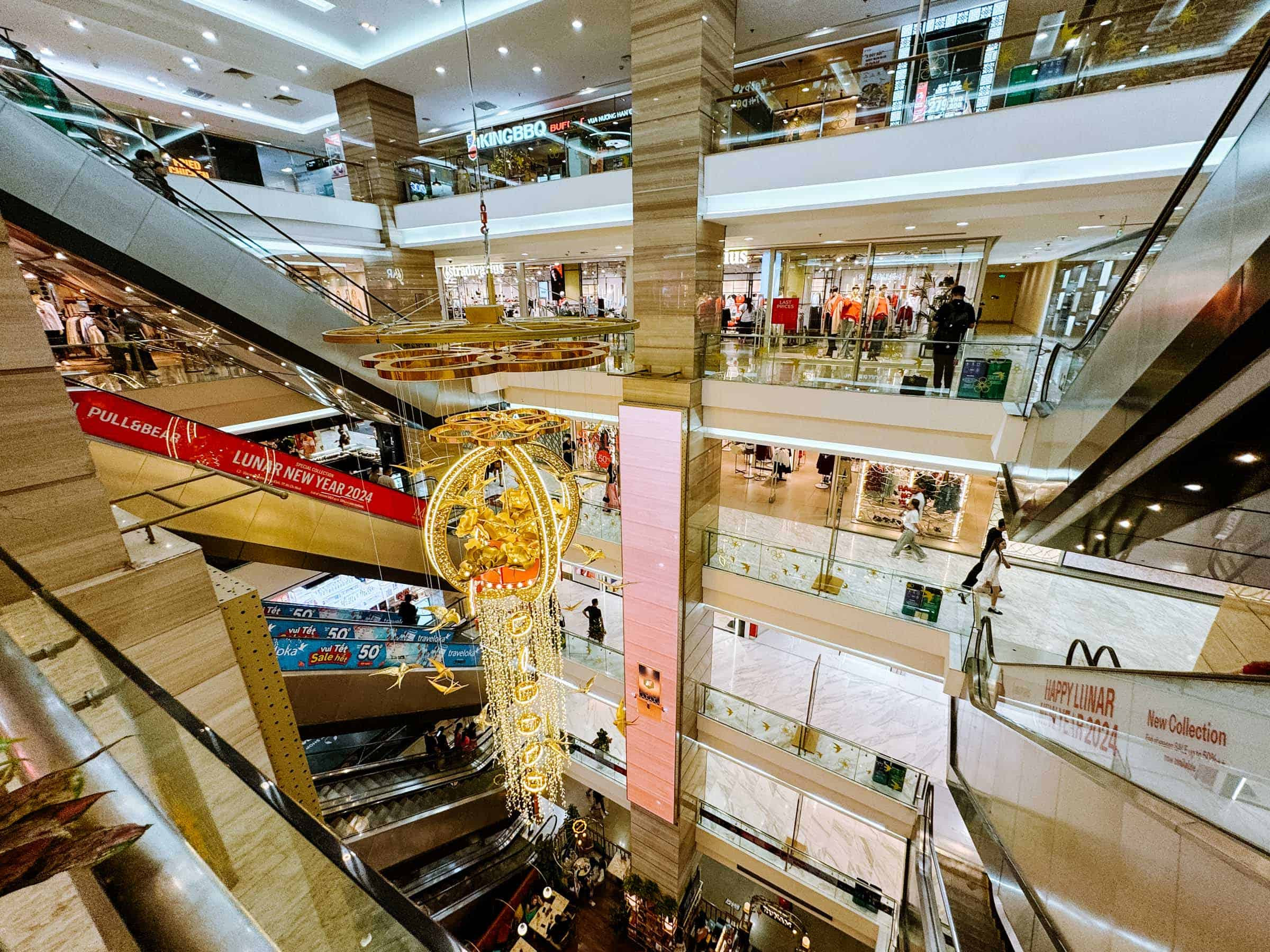 Nội thất hiện đại của Vincom Center tại Sài Gòn với nhiều cửa hàng