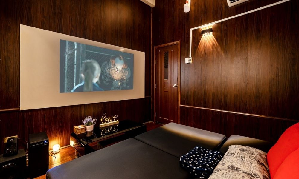 Nội thất phòng chiếu riêng tư và ấm cúng tại Couple Cinema Quận 9, mang đến trải nghiệm độc đáo