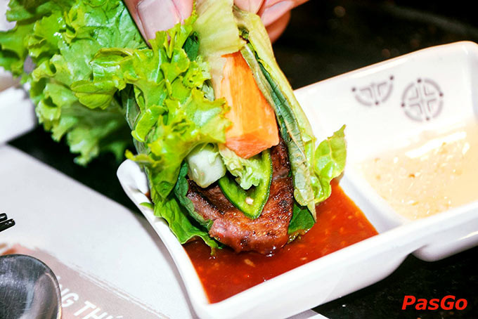 Panchan và rau xà lách tươi xanh ăn kèm thịt nướng tại King BBQ Vincom Đồng Khởi