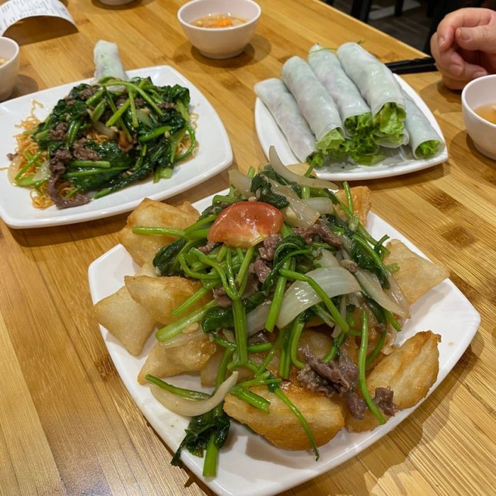 Phở cuốn đặc trưng của Phở cuốn Hương Mai, một món ăn quen thuộc khi ghé Vincom Mega Mall Smart City