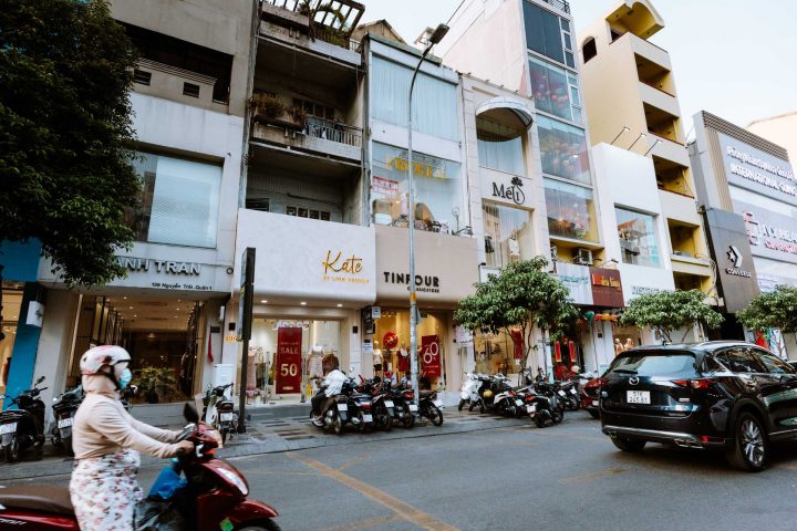 Phố Nguyễn Trãi sầm uất với nhiều cửa hàng thời trang tại Hồ Chí Minh