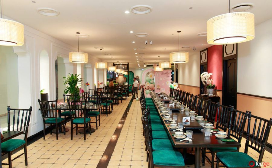 Phòng ăn ấm cúng với ánh sáng vàng dịu nhẹ, tạo không khí thư giãn tại Dinh Restaurant Landmark 72
