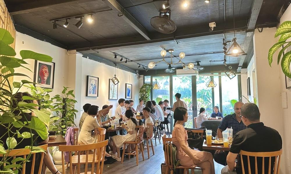 Quán coffee siêu đông khách trên đường Nguyễn Chí Thanh với không gian xanh tươi mát