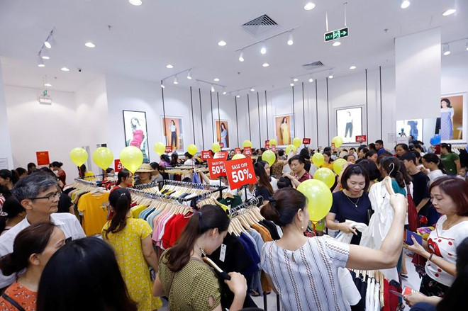Quang cảnh khai trương Vincom Hòa Bình thu hút đông đảo khách hàng