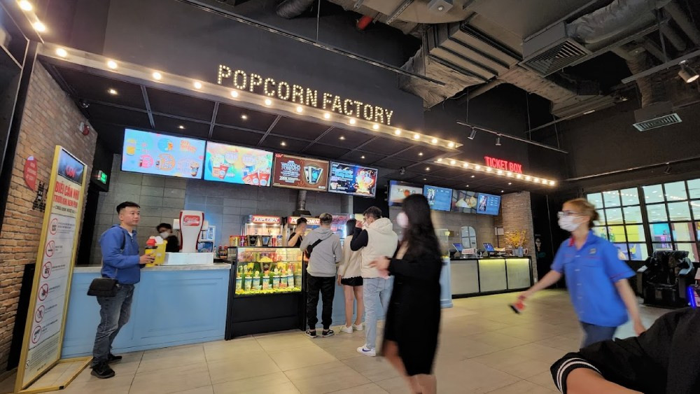 Quầy bỏng nước hấp dẫn tại CGV Vincom Bắc Từ Liêm, nơi bạn có thể mua đồ ăn vặt và chụp ảnh.
