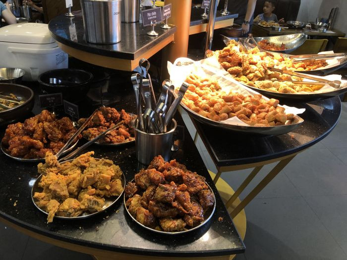 Quầy buffet tokbokki và đồ ăn kèm phong phú tại Dookki, lựa chọn hấp dẫn khi khám phá Vincom Mega Mall Smart City có gì ăn