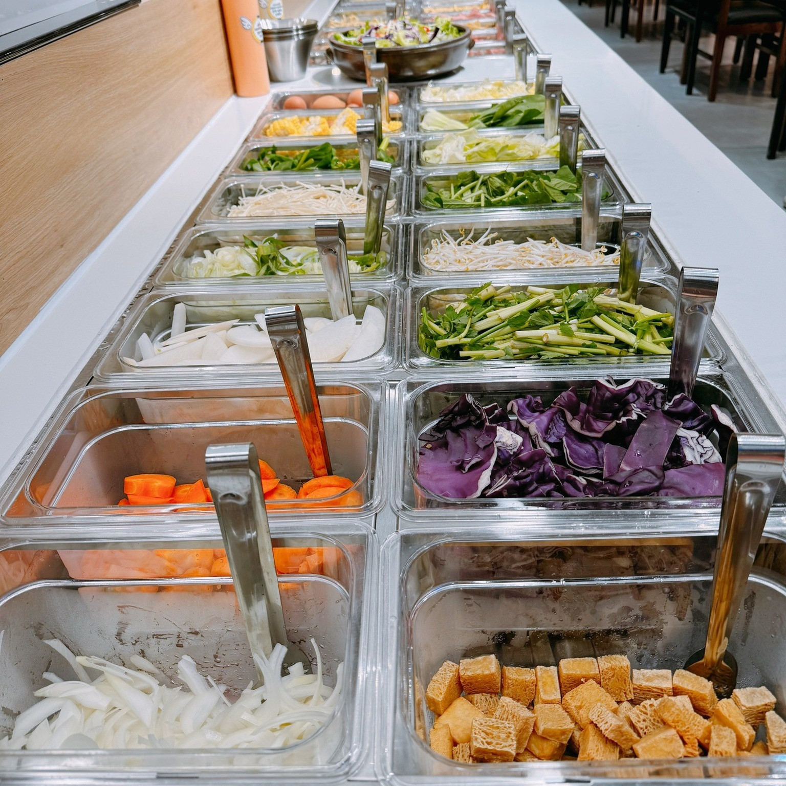Quầy buffet tự chọn đa dạng món ăn kèm tại Dookki Vincom Thái Bình
