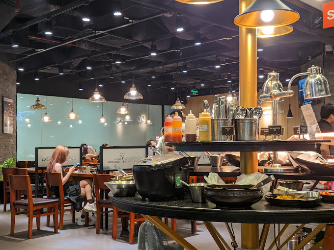 Quầy line tự chọn đa dạng món ăn kèm tại Dookki Vincom Mega Mall.