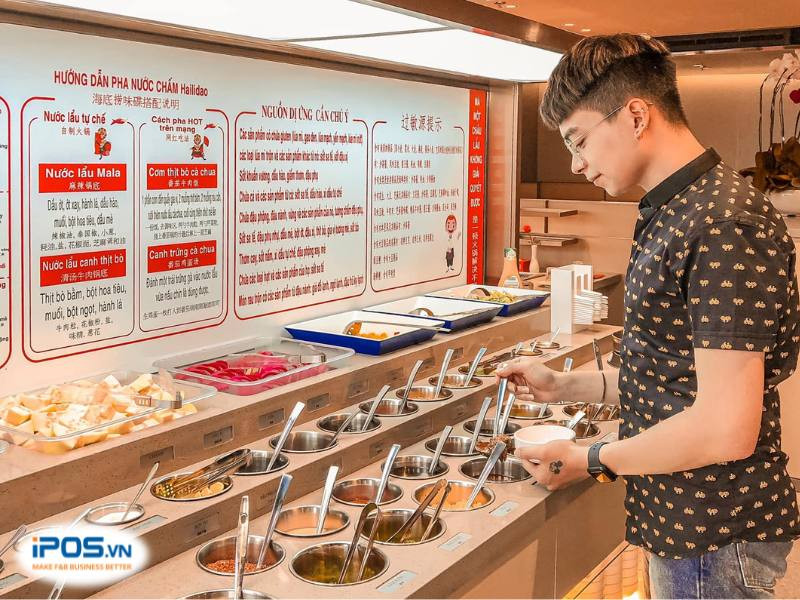 Quầy nước chấm tự chọn tại Haidilao Vincom Times City với nhiều công thức pha chế