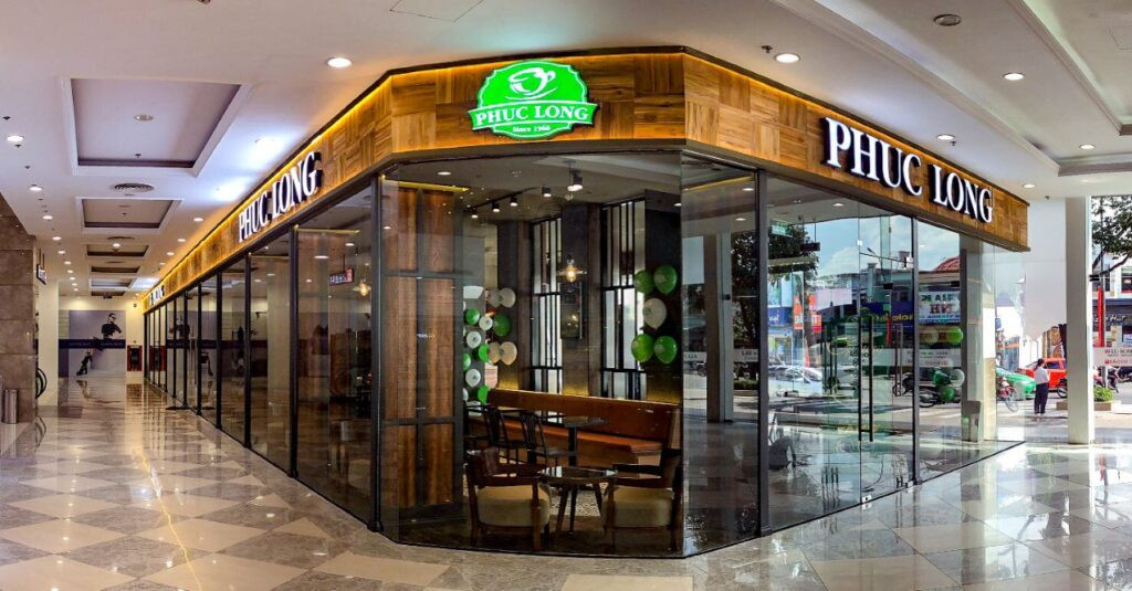 Quầy phục vụ đồ uống Phúc Long sầm uất tại Vincom Quang Trung