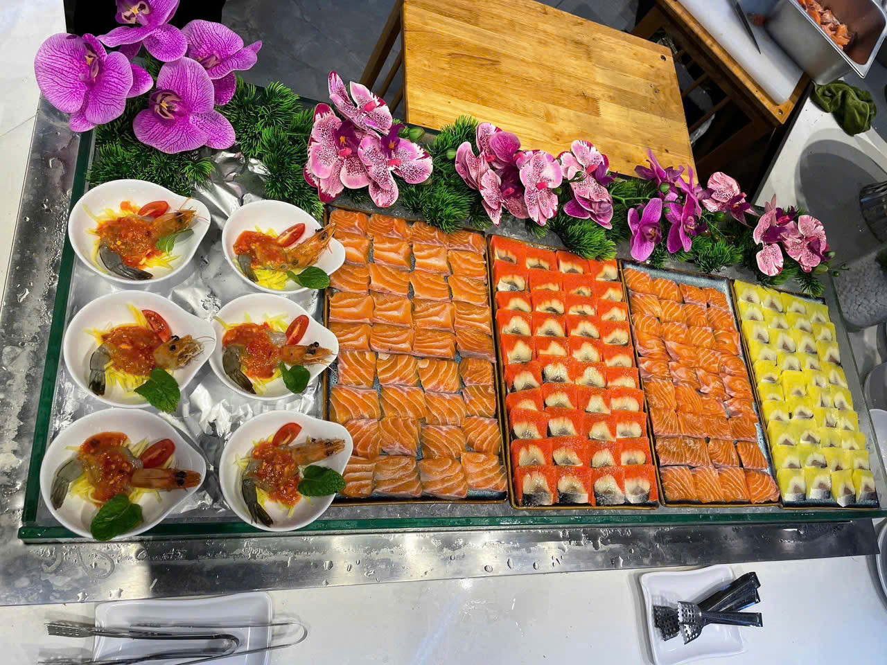 Quầy sashimi tươi rói với cá hồi và cá trích tại Buffet Poseidon Vincom Imperia