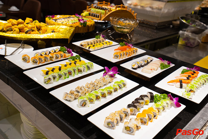 Quầy sushi và các món ăn kèm đa dạng khác tại bữa tiệc buffet