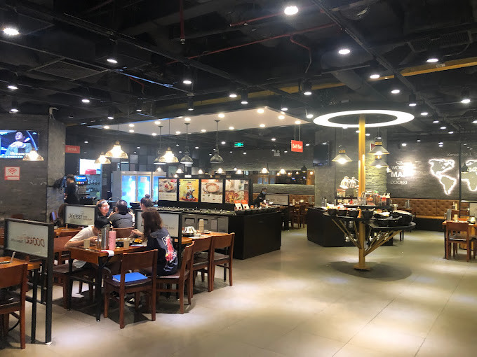 Quầy thức ăn buffet hấp dẫn tại Dookki Vincom Royal City