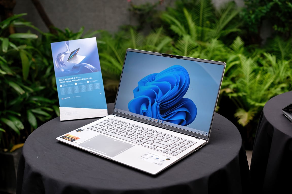 Sản phẩm laptop tại cửa hàng FPT Shop
