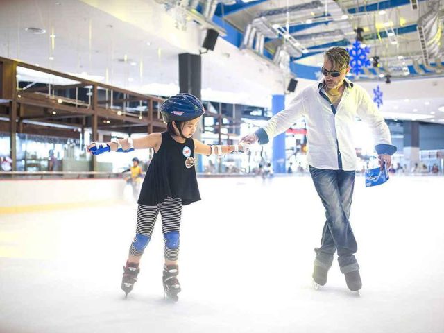 Sân trượt băng Ice Rink tại Vincom Royal City, một phần của trải nghiệm thể thao