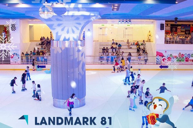 Sân trượt băng Vincom Ice Rink Landmark 81 với đông đảo người tham gia, thể hiện sự sôi động của trải nghiệm trượt băng.