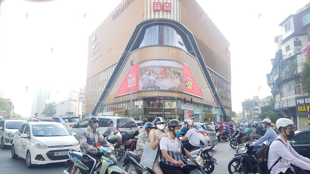 Shopee quảng bá chương trình mua sắm trên màn hình LED Vincom Phạm Ngọc Thạch