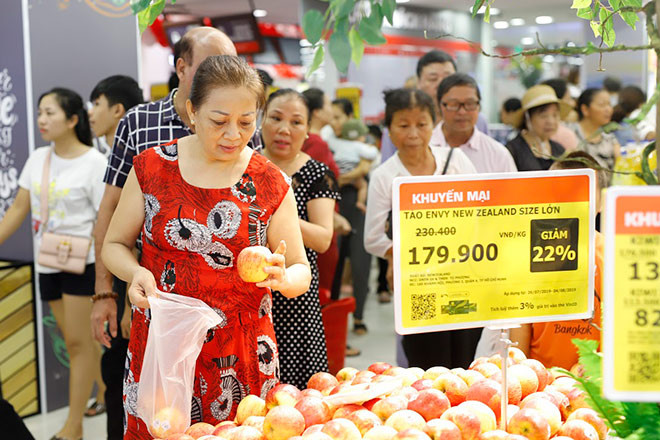 Siêu thị tiêu dùng VinMart trưng bày hàng ngàn sản phẩm đa dạng tại Vincom Hòa Bình