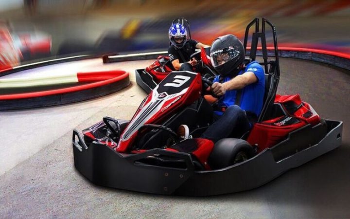 Tay đua go-kart chuyên nghiệp trên đường đua tốc độ