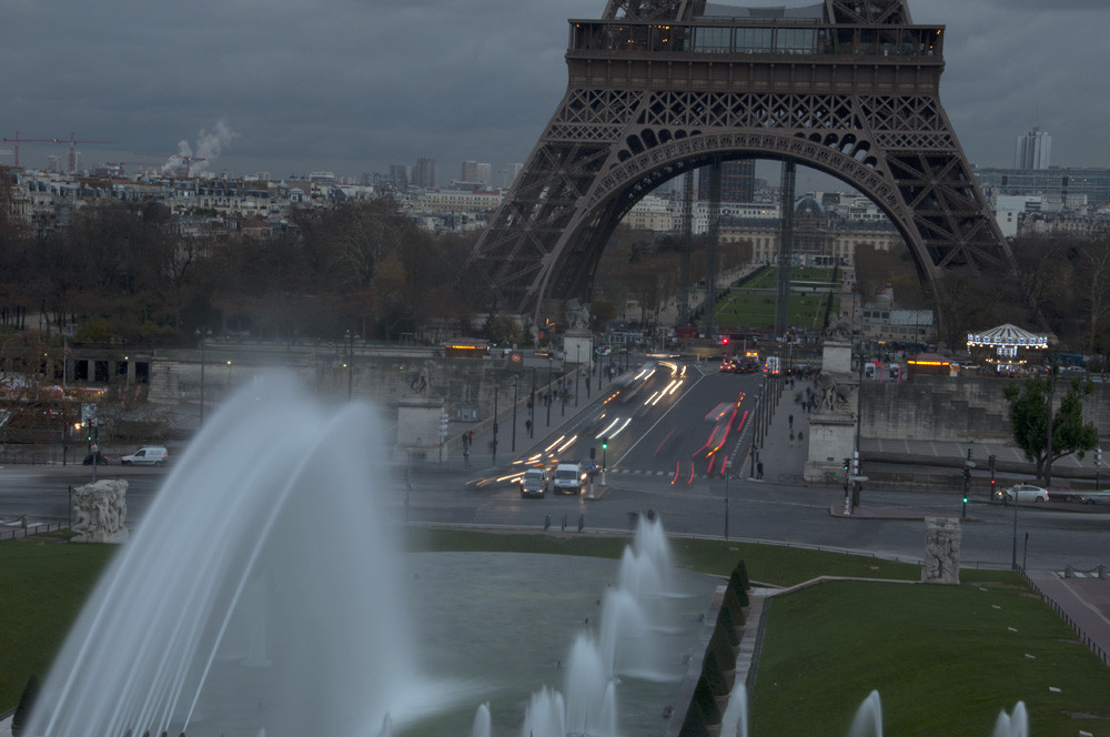 Tháp Eiffel lung linh trong ánh hoàng hôn lãng mạn của thành phố Paris.