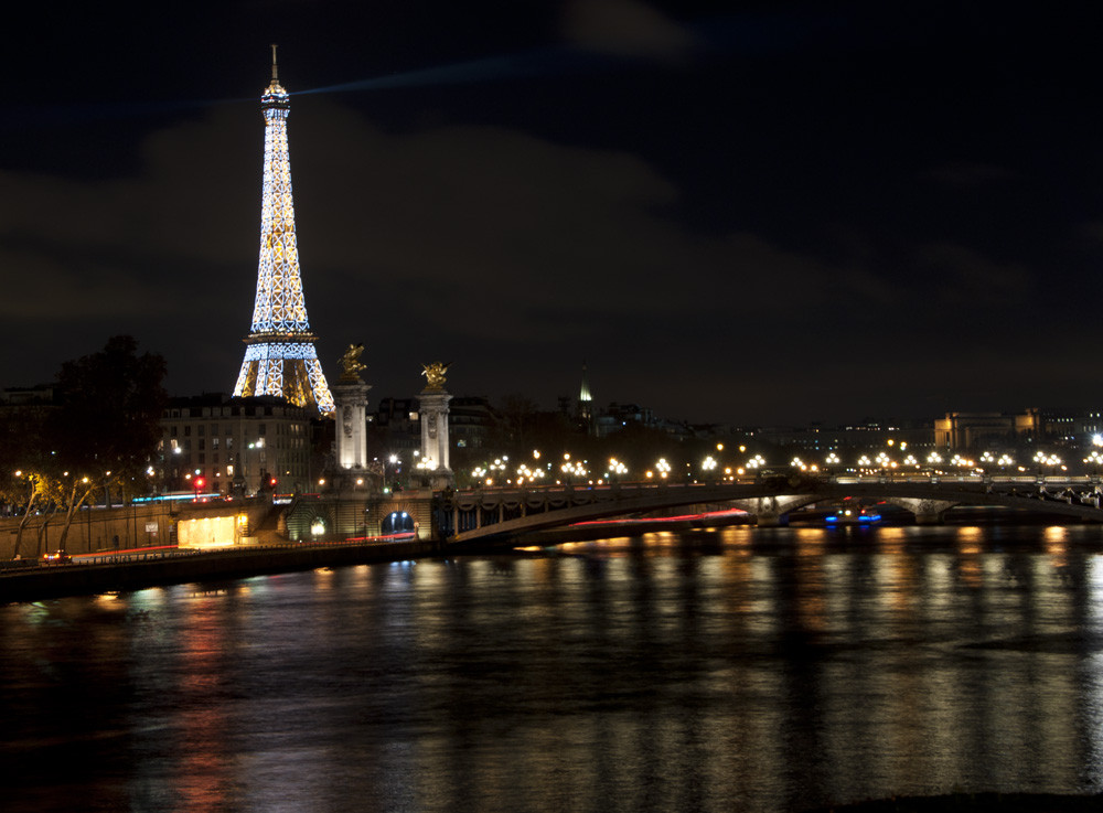 Tháp Eiffel rực rỡ với màn trình diễn ánh sáng lấp lánh ban đêm.