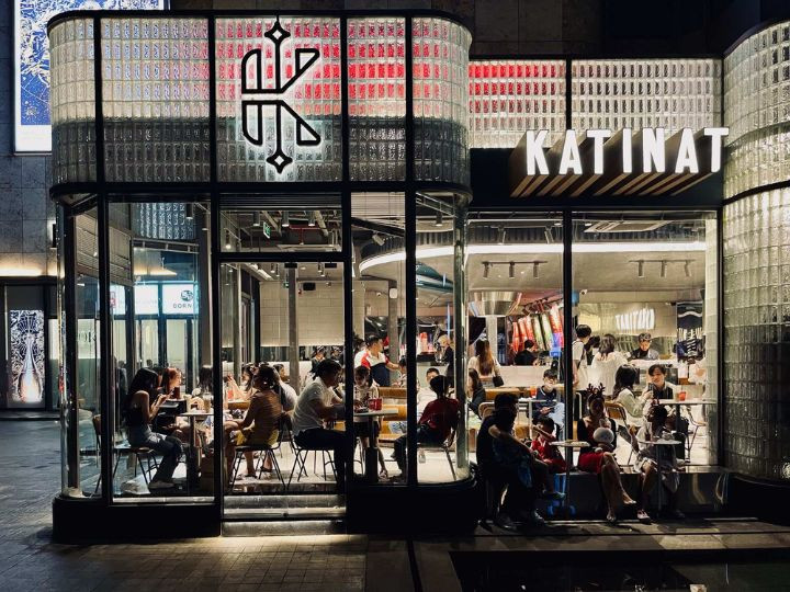 Thiết kế nội thất độc đáo với gam màu xanh cổ vịt tại Katinat, một quán cafe thu hút trên Landmark 81