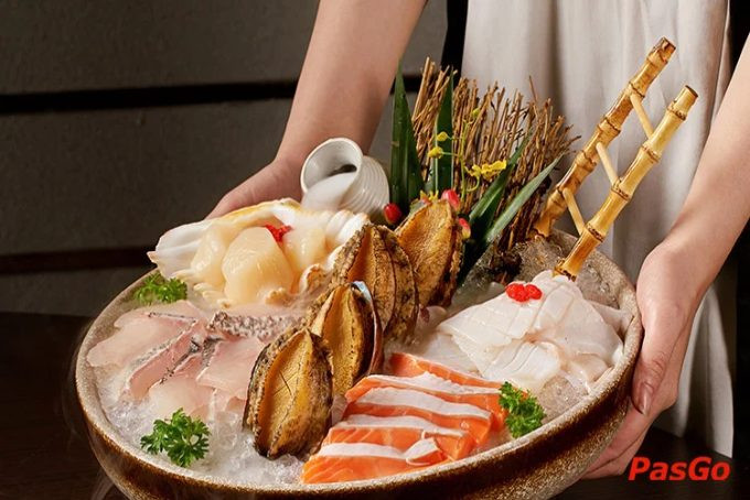 Thịt bò và hải sản tươi ngon cho món lẩu tại nhà hàng Wulao ở Vincom Bà Triệu
