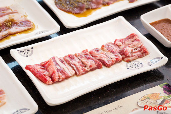 Thịt dẻ sườn bò được thái lát mỏng, sẵn sàng cho bữa tiệc nướng Hàn tại King BBQ Đồng Khởi