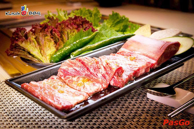 Thịt nướng được trình bày đẹp mắt, kích thích vị giác tại King BBQ Vincom Đồng Khởi
