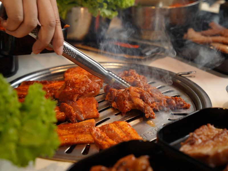 Thịt nướng thơm lừng trên bếp than tại Meat &amp; Meet