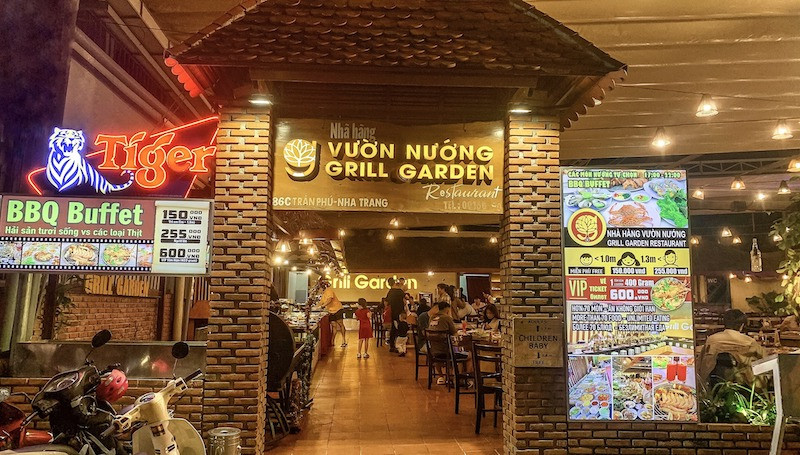 Thực đơn đa dạng với hải sản tươi sống và BBQ tại Grill Garden Buffet Nha Trang