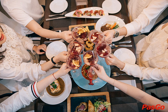 Thực đơn đồ uống phong phú tại Le Monde Steak, từ rượu vang đến nước ép