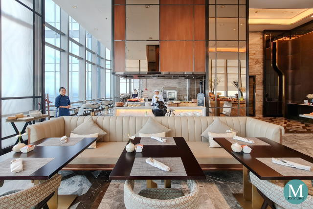 Thực khách đang thưởng thức bữa sáng buffet với tầm nhìn thành phố từ Landmark 81