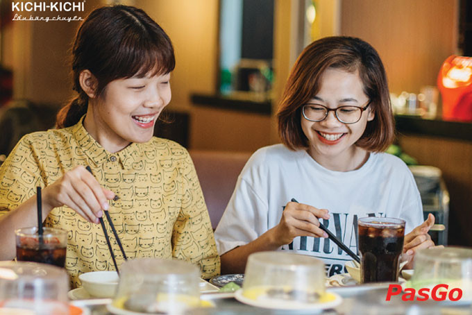 Thực khách đang thưởng thức lẩu băng chuyền tại Kichi Kichi Vincom Times City với nhiều đồ nhúng