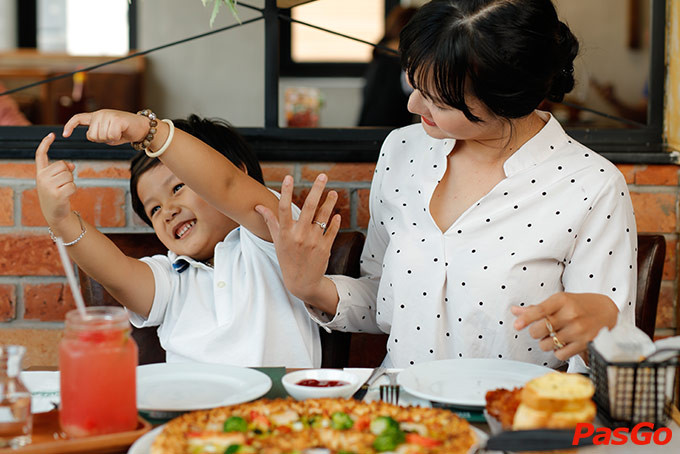 Thực khách khám phá The Pizza Company Vincom Thảo Điền
