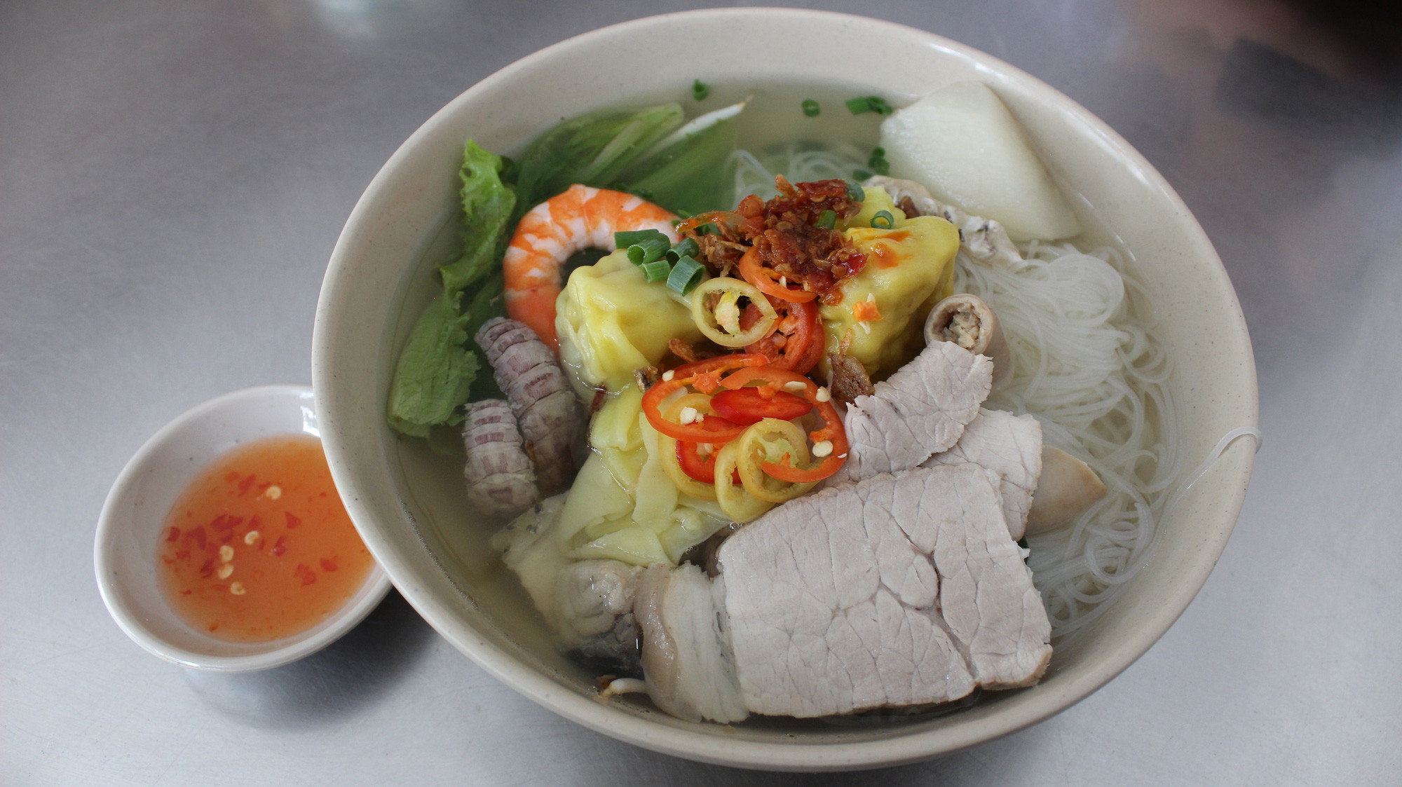 Tô hủ tiếu thập cẩm Mỹ Tho hấp dẫn, đầy ắp topping tôm, thịt, hoành thánh, một món ngon không thể bỏ qua.