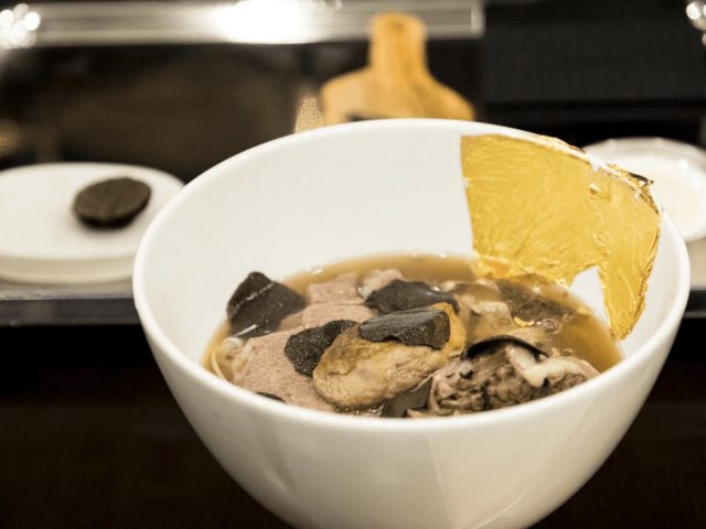 Tô phở “Phở King” tại Landmark 81 với thịt bò Wagyu, nấm truffle bào, gan ngỗng foie gras và vàng lá 24K, trong khung cảnh sang trọng.