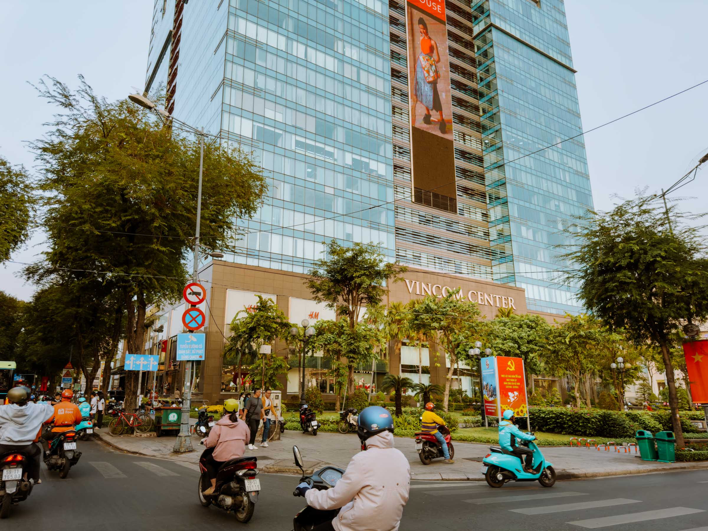 Toàn cảnh bên ngoài Vincom Center, một trung tâm mua sắm hiện đại và sầm uất tại Thành phố Hồ Chí Minh, nơi có cửa hàng Pull&amp;Bear Vincom nổi tiếng.